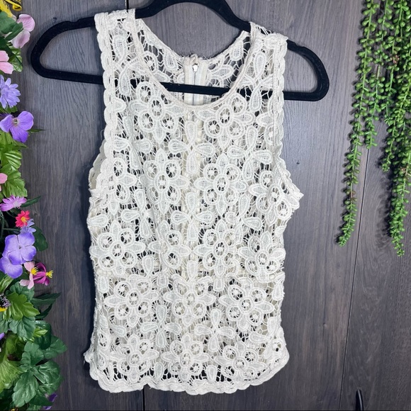 !🌼3/$30🌼Sleeveless Lace Zip Up Back Blouse Size Small - Picture 2 of 14